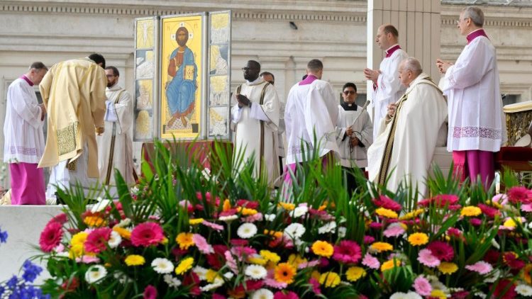 Pope Francis Celebrates Easter Mass with Thousands Attending