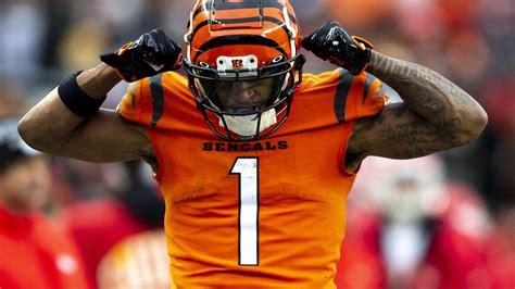 Ja Amp 39 Marr Chase Does Griddy Charges Mound At Celebrity Softball Game